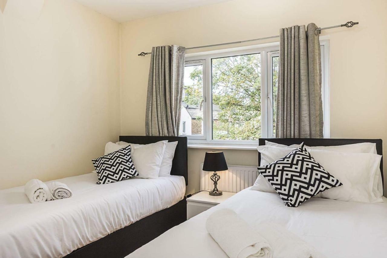 Orchid House- Near Watford Junction Apartment
