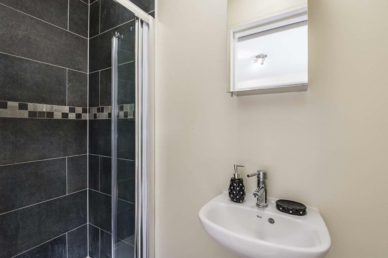 Orchid House- Near Watford Junction * Watford (Hertfordshire)