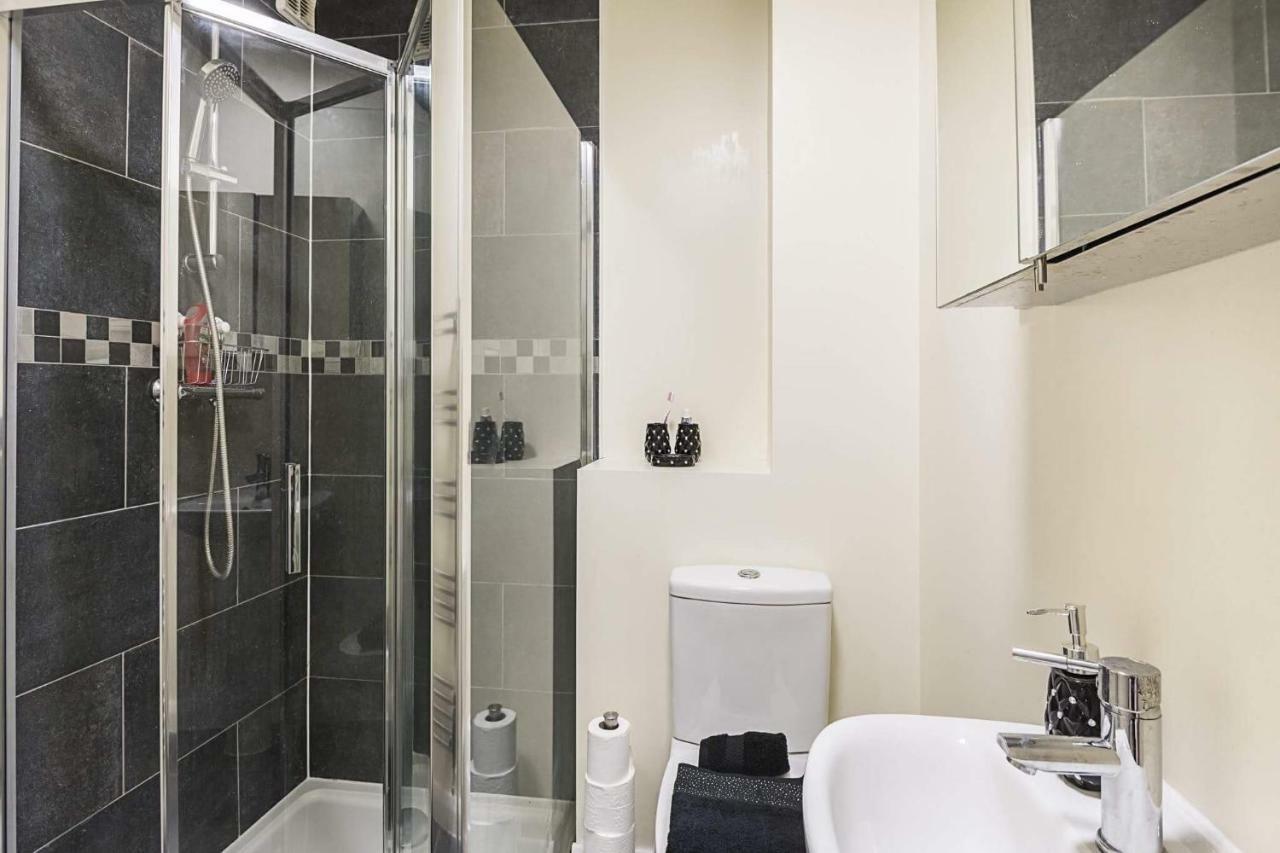 Orchid House- Near Watford Junction